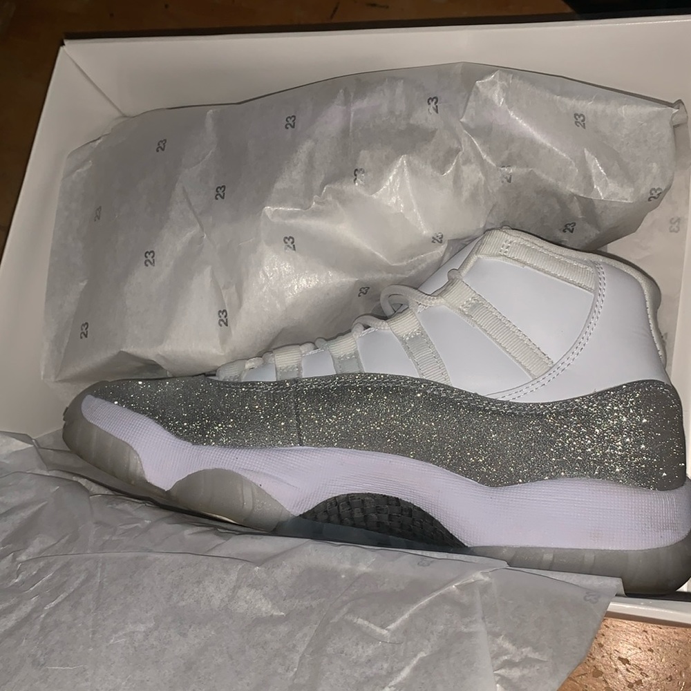 2019
Wmns Air Jordan 11 Retro 'Vast Grey' (amazing condition) with box like new!